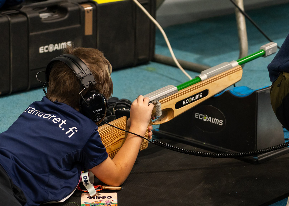 Nuori Paranuoret-paidassa testaamassa ääniavusteista kivääriampumista lajipisteellä.